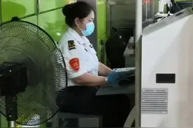 狗狗被训离家出走进广州地铁玩捉迷藏 站长一根火腿肠将它引诱出站图片