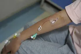 10岁女儿为救患癌爸爸两次采血捐献造血干细胞：要给爸爸做榜样，虽然痛但我不怕图片