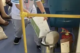 人间小美好！青岛一名小学生在公交上的暖心举动获网友点赞图片