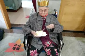 杭州101岁老人戴上寿星帽，她喜欢每个月到社区享受休闲时光图片