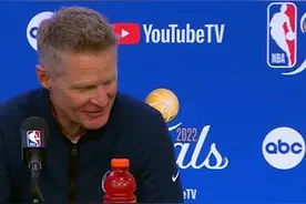 科尔：面对最佳防守库里的表现瞠目结舌，这是最强壮的库里图片