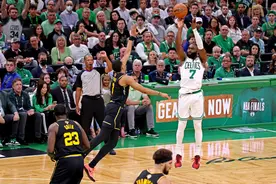 NBA总决赛：库里单场7三分狂砍43分 金州勇士扳平总比分图片