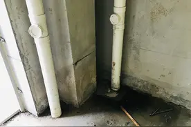 壹点帮办｜滨州一小区下水管漏水，储藏室被泡！业主：谁负责？图片
