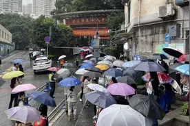 中考首日考生冒雨参考 清凉天气助考生沉着冷静面对考试视频封面