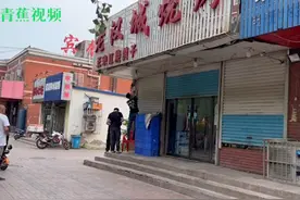 走访唐山打人案现场：伤情最重女子一直躺地上哭 医院称有人被打掉好几颗牙视频封面