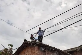 惊！生吞山羊...云南一村民家惊现巨蟒，民警徒手生擒图片