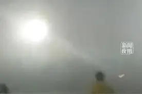 高考结束那晚你是如何度过的？有人回忆，考后的那场雨中球赛，是自己青春的模样……图片