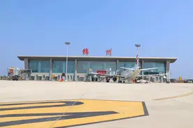 锦州湾机场恢复部分航班运行图片