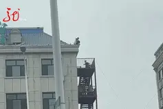惊险！黑龙江一年轻女孩楼顶轻生，消防“飞身”救援……图片