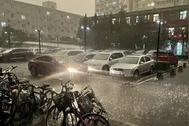 北京发布黄色冰雹预警 多区出现大规模冰雹+雷电天气