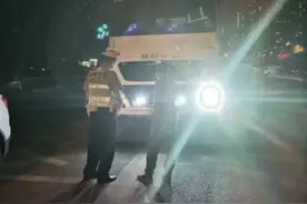 滥用远光灯？严查图片