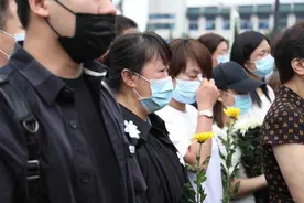 快评丨烈火中永生的英雄，值得最崇高的敬意图片