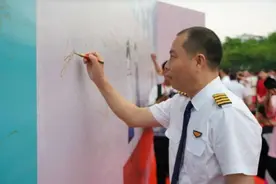 高校毕业晚会上空，飞来8架飞机！驾驶员有“英雄机长”刘传健……图片