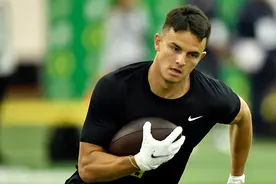 美国橄榄球员打破刘翔保持15年的男子110米栏纪录图片