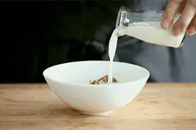 买酸奶时，不管什么牌子，只要有这2个字，很多都是“假酸奶”图片