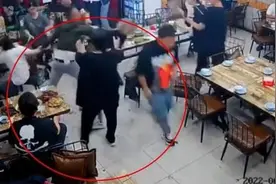 唐山烧烤店老板娘遭网暴，为何总有人失焦跑偏？图片