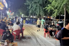 第一现场唐山打人案涉事烧烤店老板娘露面：被儿子搀扶匆匆离店图片