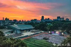 夕阳作伴，挥洒青春！这所高校的毕业晚会好震撼图片