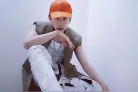 费启鸣发布夏日清凉写真 无袖穿搭秀明晰肌肉线条图片