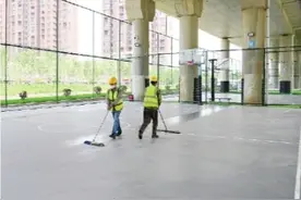 高架桥下新建篮球场足球场图片