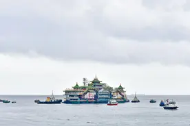 香港地标海上餐厅珍宝海鲜舫离港 市民依依不舍图片