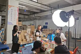 甩开“很重的知识分子包袱”：当出版社自己直播卖书图片