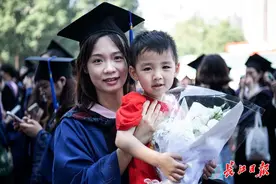 华师毕业典礼现场，父母与孩子们共度难忘时刻图片