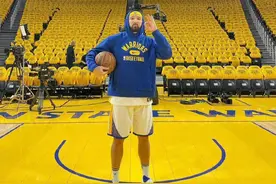 离谱！一男子冒充勇士球员汤普森进场热身10分钟，因投篮太差才被发现……图片