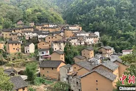 安徽黄山花甲老人深山开民宿：坐看云起时图片