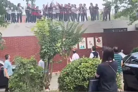 感动！新人结婚途经母校被围观，新郎将捧花抛给学弟学妹图片