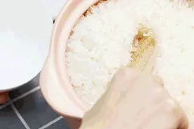 煮米饭，只加水是“外行”！水里多加2样，米饭又香又软，粒粒分明图片