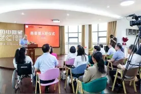 “读书是我唯一改命的出路！”趴着考上大学的她，传来好消息……图片