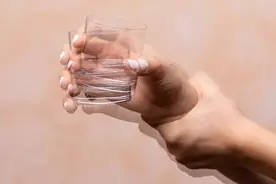 身体不受控制地颤抖，可能是由哪些病引起？图片