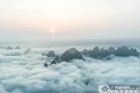 桂林漓江雨后现烟雨美景图片