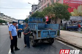 隆回：无牌无证上路，一男子违法驾驶拖拉机被查图片