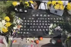 “这孩子一生太苦，给他送点甜吧......”图片