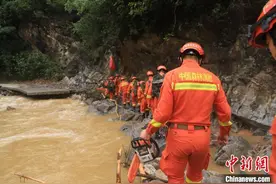 徒步20公里的11小时救援：为了45名受困村民图片