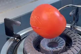 西红柿剥皮很简单，不用水烫不用筷子，3秒快速去皮，皮一撕就掉图片