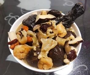 花胶虫草花煲鸡可以放薏米 虫草花可以和花胶鸡肉一起煲吗?