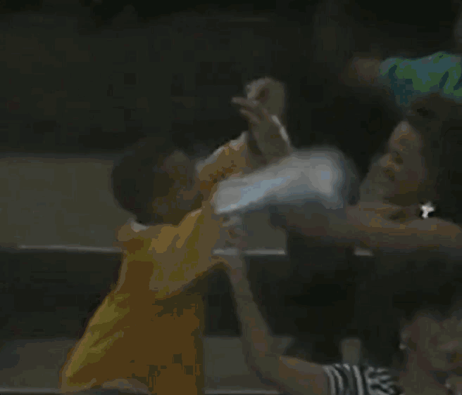 NBA官方晒库里小时候为父亲加油视频 爸爸进三分后激动挥舞毛巾图片