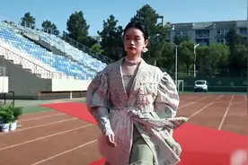 这很“纺大”！武汉纺织大学2022毕业典礼，同学们盛装出席现场走秀视频封面