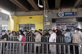 北京地铁1号线八通线今早发生列车故障，多个区间拥挤严重图片