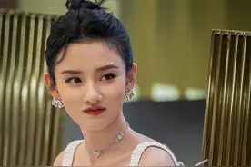 宋祖儿发布《开始推理吧》花絮写真 着碎钻短裙扎丸子头精致靓丽图片