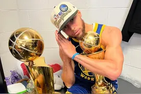 杜兰特点赞！库里更新社媒 两大奖杯环绕比出经典手势：晚安😪图片