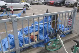 隔离衣随意丢弃 究竟是谁所为？记者展开调查图片