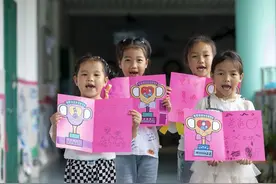 贵州从江：祝福贺卡 献给爸爸的爱图片