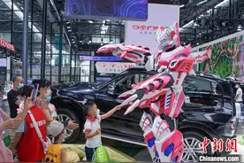 广西南宁：2022第十一届南宁国际车展吸引参观者图片