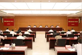 上海崇明区召开党政负责干部会议，宣布市委关于区领导调整的决定图片