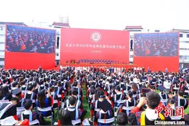 北京大学举行2022年研究生毕业典礼图片