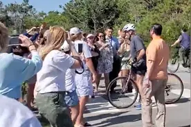 79岁美国总统拜登骑车意外摔倒 起身后对记者说：我没事图片